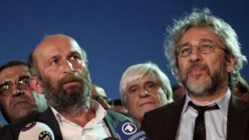 Condenan a 5 años de cárcel a dos periodistas turcos por '"revelar secretos"