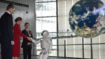 El robot Asimo recibe a los reyes de España en Japón: 