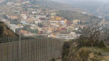 Un migrante entra en Melilla sobrevolando en parapente la valla