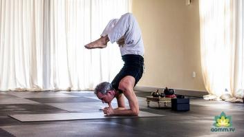 Cinco razones por las que todo hombre debería practicar yoga