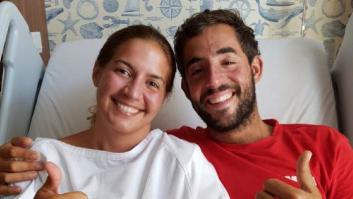 Los españoles rescatados del mar en Malasia abandonan a pie y sonrientes el hospital