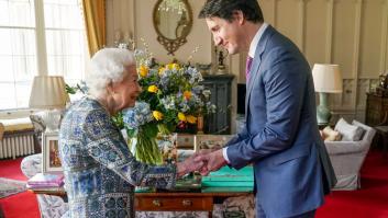 El detalle de esta foto de Isabel II y Trudeau: cuesta verlo pero impacta a quien se fija