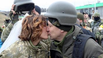 Una pareja se casa tras alistarse en las Fuerzas de Defensa de Ucrania