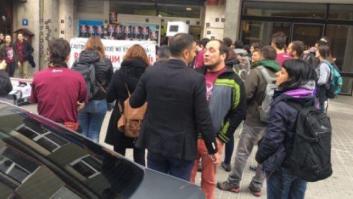 Jóvenes afines a la CUP intentan "ocupar" la sede del PP catalán