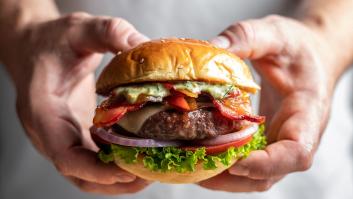 Casi se queda tiritando con lo que ha pagado por una hamburguesa en Suiza: "Estoy flipando"