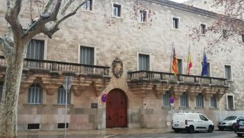 Condenado a cinco años de cárcel un médico que grabó a 94 mujeres en los aseos del hospital de Menorca