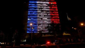 Los colores de Francia y las ofrendas adornan monumentos y embajadas francesas