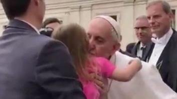 Lleva a su ahijada a conocer al papa Francisco y le roba el gorro