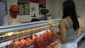 Carne podrida y maquillada con químicos: así es el escándalo que sacude a las mayores empresas cárnicas de Brasil