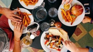 Cómo comerte el mundo este verano: las diez normas más raras para sentarse a la mesa