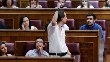 Abucheos a los diputados de Podemos por la forma de prometer su cargo