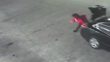 Escapa de su secuestrador tirándose desde el maletero en una gasolinera