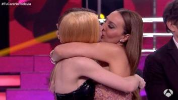 Mónica Naranjo se besa con su doble en 'Tu cara no me suena'