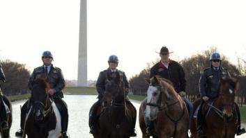 El secretario de Interior de EEUU acude a caballo a su primer día de trabajo
