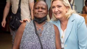 Un pequeño-gran detalle de esta foto de Le Pen hace frotarse los ojos a más de uno