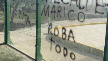 Pintadas homófobas contra el alcalde de Los Molares (Sevilla) en unas instalaciones deportivas