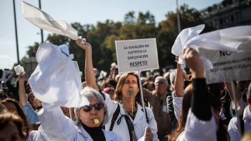 Rebelión contra el Colegio de Médicos de Madrid tras alinearse con Ayuso en la huelga