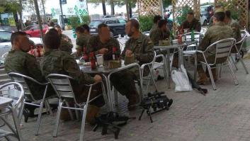 Defensa investigará esta foto de militares tomando cervezas con sus armas