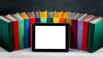 De Guindos anuncia que el IVA de libros y periódicos digitales bajará al 4%