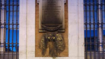 Queman la corona y la placa a los Héroes del Dos de Mayo de la Puerta del Sol