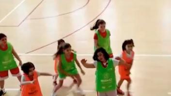 "Que aprendan los padres que se insultan": el aplaudido gesto de esta niña jugando al baloncesto