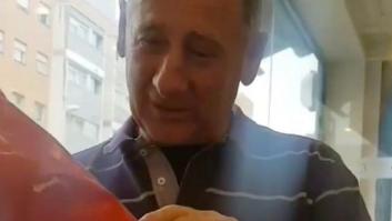 El emocionante vídeo de un padre que recibe la camiseta del equipo de fútbol de su hija