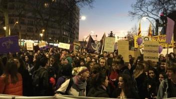 Miles de personas llenan la Gran Via de Barcelona en la manifestación feminista