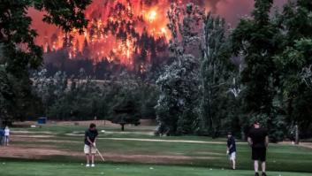 Golfistas jugando mientras el bosque está en llamas: la foto que refleja a EEUU