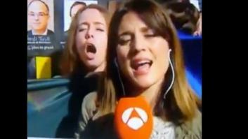 Las explícitas caras de una manifestante independentista durante un directo de 'Antena 3 Noticias'