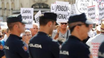 Momentos de tensión entre antidisturbios y un grupo de pensionistas a las puertas del Congreso