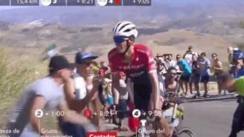 Un espectador de La Vuelta provoca un accidente de la manera más incomprensible