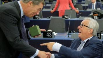 Unos calcetines: el regalo de Nigel Farage a Jean-Claude Juncker