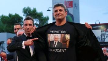 Un director italiano lleva una camiseta en defensa de Harvey Weinstein al festival de Venecia