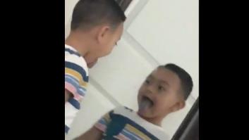 El extraño vídeo en el que el reflejo de este niño se mueve más rápido que él