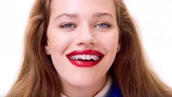 El acierto de Sephora al fichar a una modelo con 'brackets' para anunciar barras de labios