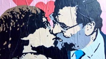 El artista urbano Tvboy pinta un beso entre Rajoy y Puigdemont en la plaza de Sant Jaume de Barcelona