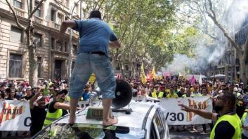 Marcha lenta de taxistas por la Ronda Litoral de Barcelona en la segunda jornada de la huelga