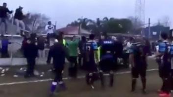 Esta brutal pelea en un partido de fútbol en Argentina se convierte en viral por lo que suena de fondo