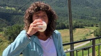 La consejera de Agricultura de Cataluña, Teresa Jordà, se fotografía bebiendo leche cruda