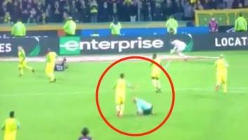 La surrealista reacción de este árbitro de la Ligue 1 francesa tras ser arrollado por accidente por un jugador