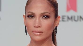 Jennifer Lopez, acusada de haber retocado una foto de sus abdominales