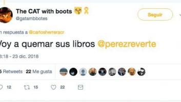 Vas a echarte unas buenas risas con la respuesta de Pérez-Reverte a esta amenaza en Twitter