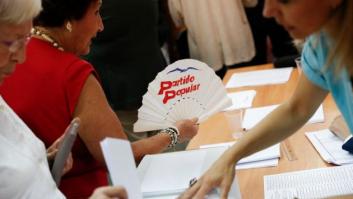 Santamaría gana la primera vuelta de las primarias del PP y un 'sorprendente' Casado le disputará el liderazgo