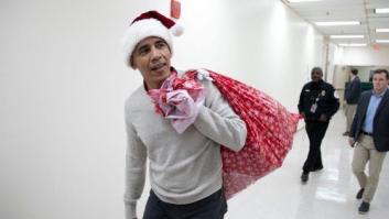 Obama entrega regalos a niños enfermos vestido con gorro y saco de Papa Noel