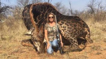 Una mujer mata una jirafa negra y se exhibe junto al cadáver