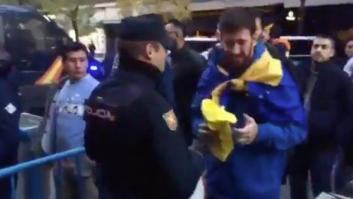 Indignación por el vídeo de un policía requisando una prenda amarilla a un aficionado de Boca