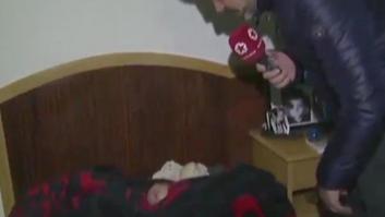 "Tranquilo": un reportero de Telemadrid se derrumba en pleno directo al ver dormir a un niño pequeño recién desahuciado