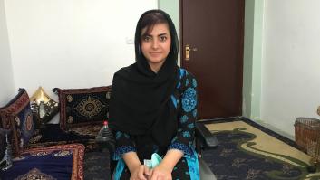 La 'Malala afgana' recibe una ovación al graduarse con honores