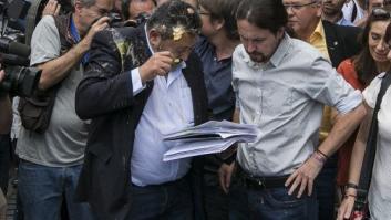 Un 'huevazo' alcanza a Pablo Iglesias en la huelga de taxistas y él se lo toma con humor
