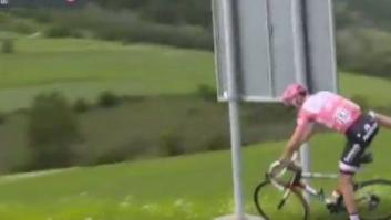 El líder del Giro pone pie a tierra en plena etapa por un apretón